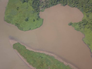 Kuching, Sarawak / Malezya - 8 Kasım 2019: Sarawak, Borneo Adası 'nın başkenti Kuching şehrinin binaları, simgeleri ve manzarası. Kuching şehrinin ünlü simgelerini gösteriyor. 