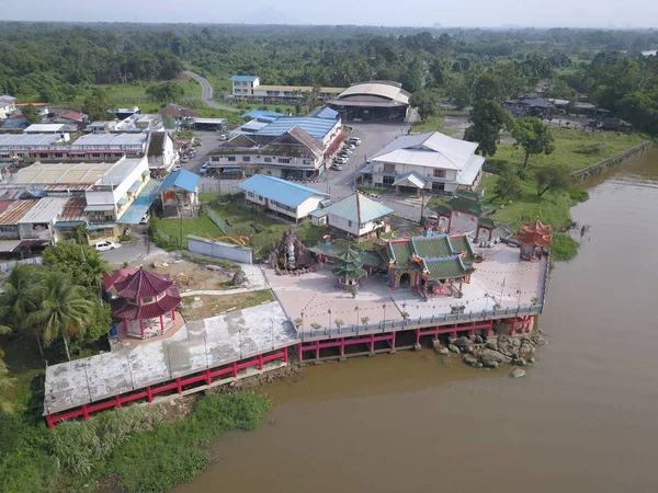 Kuching, Sarawak / Malezya - 8 Kasım 2019: Sarawak, Borneo Adası 'nın başkenti Kuching şehrinin binaları, simgeleri ve manzarası. Kuching şehrinin ünlü simgelerini gösteriyor. 