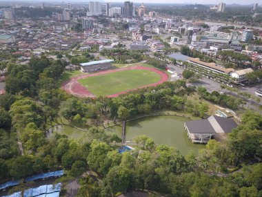 Kuching, Sarawak / Malezya - 8 Kasım 2019: Sarawak, Borneo Adası 'nın başkenti Kuching şehrinin binaları, simgeleri ve manzarası. Kuching şehrinin ünlü simgelerini gösteriyor. 