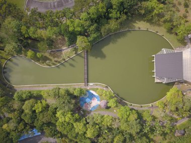 Kuching, Sarawak / Malezya - 8 Kasım 2019: Sarawak, Borneo Adası 'nın başkenti Kuching şehrinin binaları, simgeleri ve manzarası. Kuching şehrinin ünlü simgelerini gösteriyor. 