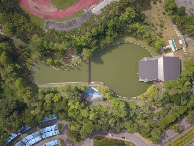 Kuching, Sarawak / Malezya - 8 Kasım 2019: Sarawak, Borneo Adası 'nın başkenti Kuching şehrinin binaları, simgeleri ve manzarası. Kuching şehrinin ünlü simgelerini gösteriyor. 