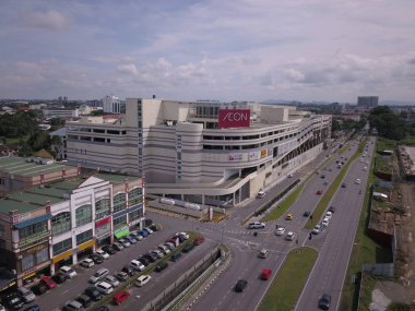 Kuching, Sarawak / Malezya - 8 Kasım 2019: Sarawak, Borneo Adası 'nın başkenti Kuching şehrinin binaları, simgeleri ve manzarası. Kuching şehrinin ünlü simgelerini gösteriyor. 