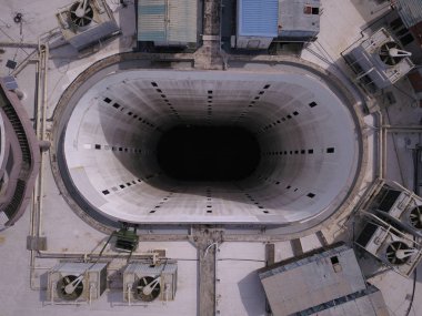 Kuching, Sarawak / Malezya - 8 Kasım 2019: Sarawak, Borneo Adası 'nın başkenti Kuching şehrinin binaları, simgeleri ve manzarası. Kuching şehrinin ünlü simgelerini gösteriyor. 