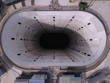 Kuching, Sarawak / Malezya - 8 Kasım 2019: Sarawak, Borneo Adası 'nın başkenti Kuching şehrinin binaları, simgeleri ve manzarası. Kuching şehrinin ünlü simgelerini gösteriyor. 