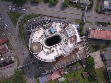 Kuching, Sarawak / Malezya - 8 Kasım 2019: Sarawak, Borneo Adası 'nın başkenti Kuching şehrinin binaları, simgeleri ve manzarası. Kuching şehrinin ünlü simgelerini gösteriyor. 