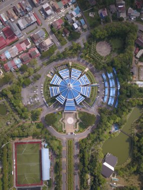 Kuching, Sarawak / Malezya - 8 Kasım 2019: Sarawak, Borneo Adası 'nın başkenti Kuching şehrinin binaları, simgeleri ve manzarası. Kuching şehrinin ünlü simgelerini gösteriyor. 