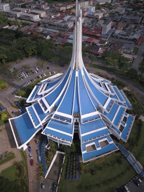 Kuching, Sarawak / Malezya - 8 Kasım 2019: Sarawak, Borneo Adası 'nın başkenti Kuching şehrinin binaları, simgeleri ve manzarası. Kuching şehrinin ünlü simgelerini gösteriyor. 