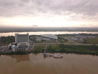 Kuching, Sarawak / Malezya - 8 Kasım 2019: Sarawak, Borneo Adası 'nın başkenti Kuching şehrinin binaları, simgeleri ve manzarası. Kuching şehrinin ünlü simgelerini gösteriyor. 