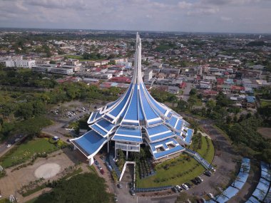 Kuching, Sarawak / Malezya - 8 Kasım 2019: Sarawak, Borneo Adası 'nın başkenti Kuching şehrinin binaları, simgeleri ve manzarası. Kuching şehrinin ünlü simgelerini gösteriyor. Örneğin, devlet camisi, ana çarşı, liman bölgesi., 