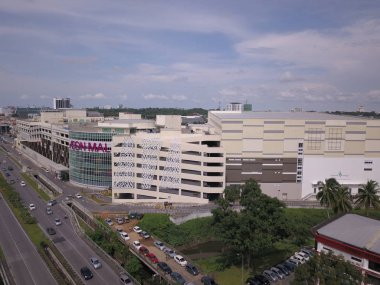 Kuching, Sarawak / Malezya - 8 Kasım 2019: Sarawak, Borneo Adası 'nın başkenti Kuching şehrinin binaları, simgeleri ve manzarası. Kuching şehrinin ünlü simgelerini gösteriyor. Örneğin, devlet camisi, ana çarşı, liman bölgesi., 