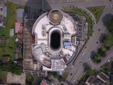 Kuching, Sarawak / Malezya - 8 Kasım 2019: Sarawak, Borneo Adası 'nın başkenti Kuching şehrinin binaları, simgeleri ve manzarası. Kuching şehrinin ünlü simgelerini gösteriyor. Örneğin, devlet camisi, ana çarşı, liman bölgesi., 