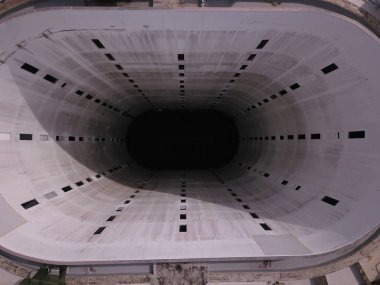 Kuching, Sarawak / Malezya - 8 Kasım 2019: Sarawak, Borneo Adası 'nın başkenti Kuching şehrinin binaları, simgeleri ve manzarası. Kuching şehrinin ünlü simgelerini gösteriyor. Örneğin, devlet camisi, ana çarşı, liman bölgesi., 