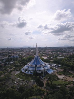 Kuching, Sarawak / Malezya - 8 Kasım 2019: Sarawak, Borneo Adası 'nın başkenti Kuching şehrinin binaları, simgeleri ve manzarası. Kuching şehrinin ünlü simgelerini gösteriyor. Örneğin, devlet camisi, ana çarşı, liman bölgesi., 