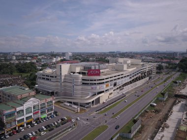 Kuching, Sarawak / Malezya - 8 Kasım 2019: Sarawak, Borneo Adası 'nın başkenti Kuching şehrinin binaları, simgeleri ve manzarası. Kuching şehrinin ünlü simgelerini gösteriyor. Örneğin, devlet camisi, ana çarşı, liman bölgesi., 