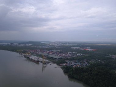 Kuching, Sarawak / Malezya - 18 Kasım 2019: Sejingkat Senari Limanı, Kuching şehrindeki tüm yük gemisi ve konteynırlarının boşaltıldığı bölge.