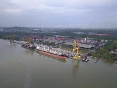 Kuching, Sarawak / Malezya - 18 Kasım 2019: Sejingkat Senari Limanı, Kuching şehrindeki tüm yük gemisi ve konteynırlarının boşaltıldığı bölge.