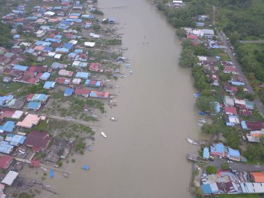 Kuching, Sarawak / Malezya - 18 Kasım 2019: Sejingkat Senari Limanı, Kuching şehrindeki tüm yük gemisi ve konteynırlarının boşaltıldığı bölge.