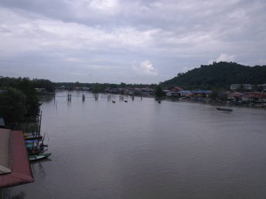 Kuching, Sarawak / Malezya - 18 Kasım 2019: Sejingkat Senari Limanı, Kuching şehrindeki tüm yük gemisi ve konteynırlarının boşaltıldığı bölge.