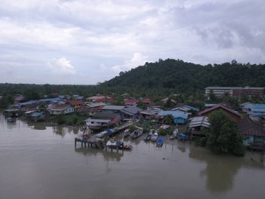 Kuching, Sarawak / Malezya - 18 Kasım 2019: Sejingkat Senari Limanı, Kuching şehrindeki tüm yük gemisi ve konteynırlarının boşaltıldığı bölge.