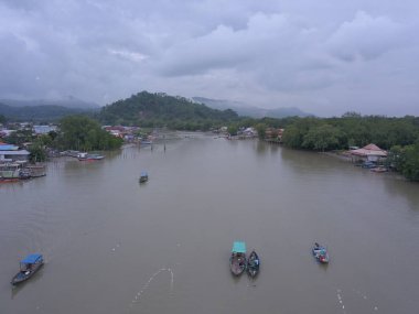 Kuching, Sarawak / Malezya - 18 Kasım 2019: Sejingkat Senari Limanı, Kuching şehrindeki tüm yük gemisi ve konteynırlarının boşaltıldığı bölge.