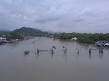 Kuching, Sarawak / Malezya - 18 Kasım 2019: Sejingkat Senari Limanı, Kuching şehrindeki tüm yük gemisi ve konteynırlarının boşaltıldığı bölge.