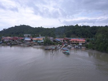 Kuching, Sarawak / Malezya - 18 Kasım 2019: Sejingkat Senari Limanı, Kuching şehrindeki tüm yük gemisi ve konteynırlarının boşaltıldığı bölge.