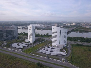 Kuching, Sarawak, Malezya 'daki bir liman veya rıhtımdaki gemi ve gemilerin yukarıdan görünüşü