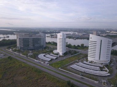 Kuching, Sarawak, Malezya 'daki bir liman veya rıhtımdaki gemi ve gemilerin yukarıdan görünüşü