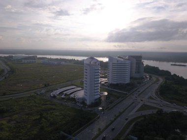 Kuching, Sarawak, Malezya 'daki bir liman veya rıhtımdaki gemi ve gemilerin yukarıdan görünüşü