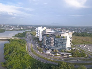 Kuching, Sarawak, Malezya 'daki bir liman veya rıhtımdaki gemi ve gemilerin yukarıdan görünüşü