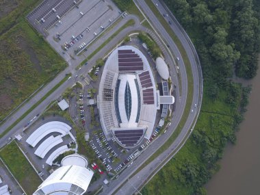 Kuching, Sarawak, Malezya 'daki bir liman veya rıhtımdaki gemi ve gemilerin yukarıdan görünüşü