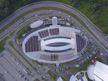 Kuching, Sarawak, Malezya 'daki bir liman veya rıhtımdaki gemi ve gemilerin yukarıdan görünüşü