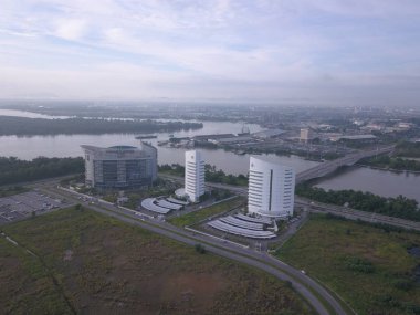 Kuching, Sarawak, Malezya 'daki bir liman veya rıhtımdaki gemi ve gemilerin yukarıdan görünüşü
