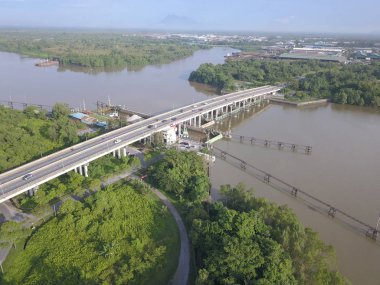 Kuching, Sarawak, Malezya 'daki bir liman veya rıhtımdaki gemi ve gemilerin yukarıdan görünüşü