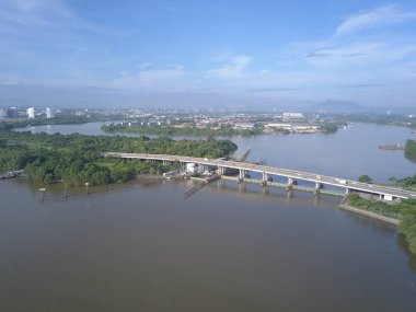 Kuching, Sarawak, Malezya 'daki bir liman veya rıhtımdaki gemi ve gemilerin yukarıdan görünüşü
