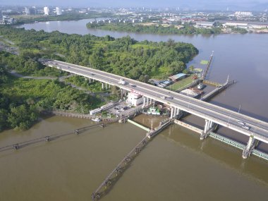 Kuching, Sarawak, Malezya 'daki bir liman veya rıhtımdaki gemi ve gemilerin yukarıdan görünüşü