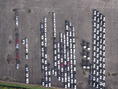 Kuching, Sarawak, Malezya 'daki bir liman veya rıhtımdaki gemi ve gemilerin yukarıdan görünüşü