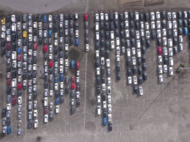 Kuching, Sarawak, Malezya 'daki bir liman veya rıhtımdaki gemi ve gemilerin yukarıdan görünüşü