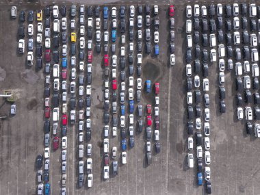 Kuching, Sarawak, Malezya 'daki bir liman veya rıhtımdaki gemi ve gemilerin yukarıdan görünüşü