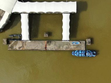 Kuching, Sarawak, Malezya 'daki bir liman veya rıhtımdaki gemi ve gemilerin yukarıdan görünüşü