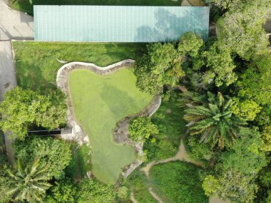 Kuching, Sarawak / Malezya - 20 Kasım 2019: Timsahlarla dolu bir göl veya göl manzarası. Jongs Timsah Çiftliği, Kuching, Sarawak, Malezya.