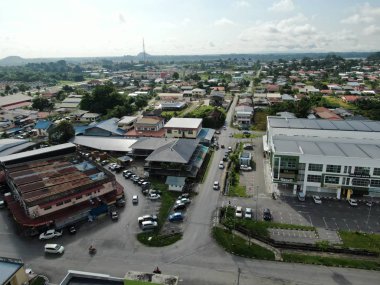 Kuching, Sarawak / Malezya - 20 Kasım 2019: Kuching-Serian yolunun 17. Mil 'indeki Siburan köyünün havadan görünüşü, Sarawak.