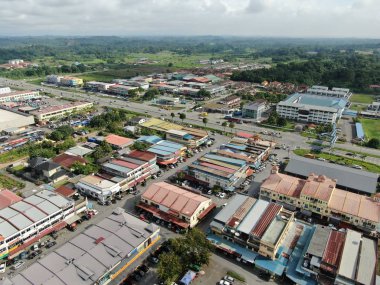 Kuching, Sarawak / Malezya - 20 Kasım 2019: Kuching-Serian yolunun 17. Mil 'indeki Siburan köyünün havadan görünüşü, Sarawak.