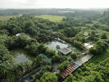 Kuching, Sarawak / Malezya - 20 Kasım 2019: Kuching-Serian yolunun 17. Mil 'indeki Siburan köyünün havadan görünüşü, Sarawak.