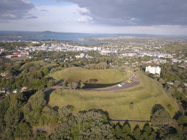 Eden Dağı, Auckland / Yeni Zelanda - 30 Aralık 2019: Cennet Dağı 'nın Efsanevi Volkanı ve Auckland' ın ufuk çizgisi