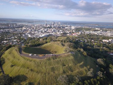 Eden Dağı, Auckland / Yeni Zelanda - 30 Aralık 2019: Cennet Dağı 'nın Efsanevi Volkanı ve Auckland' ın ufuk çizgisi