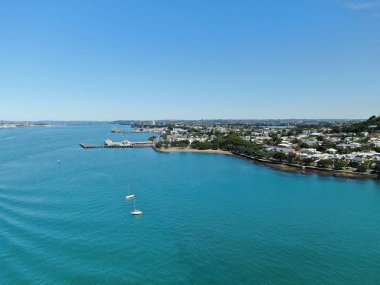 Devonport, Auckland / Yeni Zelanda - 30 Aralık 2019: The Victorian Style Seaside Village of Devonport, Arkaplanda Auckland simgeleri ve Cbd ile gökyüzü çizgisi