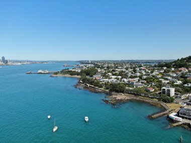 Devonport, Auckland / Yeni Zelanda - 30 Aralık 2019: The Victorian Style Seaside Village of Devonport, Arkaplanda Auckland simgeleri ve Cbd ile gökyüzü çizgisi