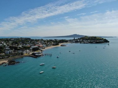 Devonport, Auckland / Yeni Zelanda - 30 Aralık 2019: The Victorian Style Seaside Village of Devonport, Arkaplanda Auckland simgeleri ve Cbd ile gökyüzü çizgisi