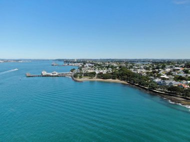 Devonport, Auckland / Yeni Zelanda - 30 Aralık 2019: The Victorian Style Seaside Village of Devonport, Arkaplanda Auckland simgeleri ve Cbd ile gökyüzü çizgisi